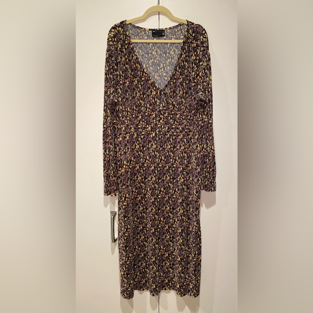 ASOS DESIGN Curve midi plisse v neck long sleeve dress in ditsy floral - Picture 5 of 7